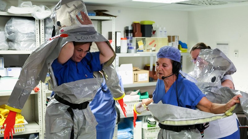 Para petugas kesehatan di klinik Virchow Berlin mengenakan perlengkapan pelindung lengkap saat institut tersebut memberikan tur melalui stasiun isolasi mereka untuk pasien Ebola di Berlin, Jerman, 9 Juni 2026.