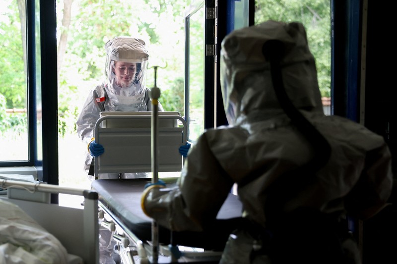 Para petugas kesehatan di klinik Virchow Berlin mengenakan perlengkapan pelindung lengkap saat institut tersebut memberikan tur melalui stasiun isolasi mereka untuk pasien Ebola di Berlin, Jerman, 9 Juni 2026. (REUTERS/Maryam Majd)