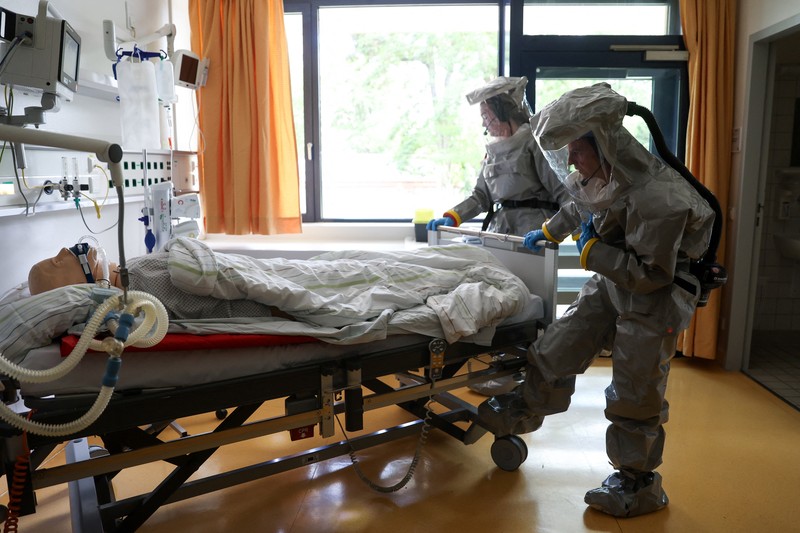Para petugas kesehatan di klinik Virchow Berlin mengenakan perlengkapan pelindung lengkap saat institut tersebut memberikan tur melalui stasiun isolasi mereka untuk pasien Ebola di Berlin, Jerman, 9 Juni 2026. (REUTERS/Maryam Majd)
