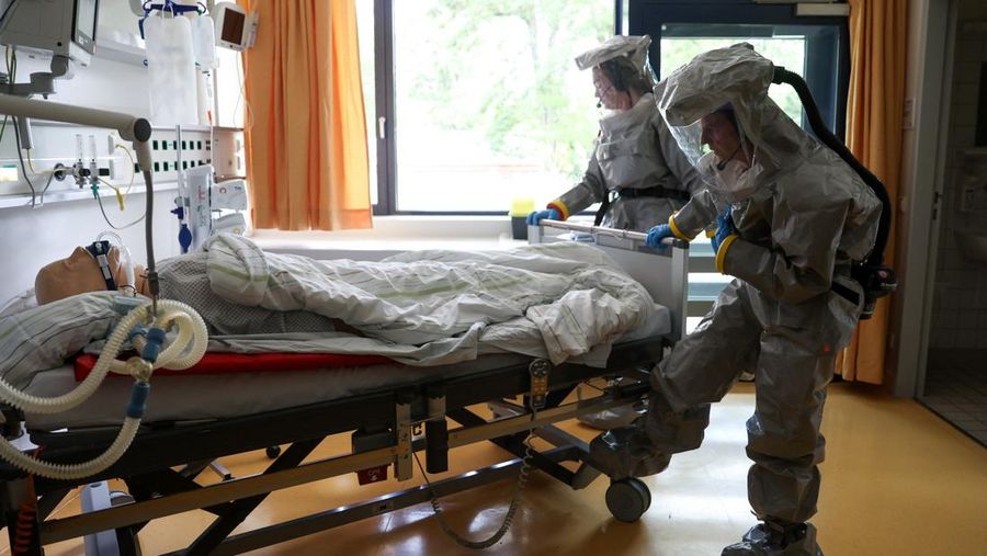 Para petugas kesehatan di klinik Virchow Berlin mengenakan perlengkapan pelindung lengkap saat institut tersebut memberikan tur melalui stasiun isolasi mereka untuk pasien Ebola di Berlin, Jerman, 9 Juni 2026. (REUTERS/Maryam Majd)