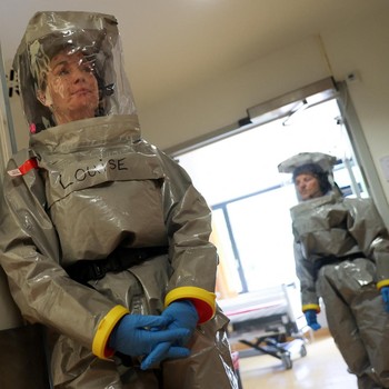 Para petugas kesehatan di klinik Virchow Berlin mengenakan perlengkapan pelindung lengkap saat institut tersebut memberikan tur melalui stasiun isolasi mereka untuk pasien Ebola di Berlin, Jerman, 9 Juni 2026. (REUTERS/Maryam Majd)