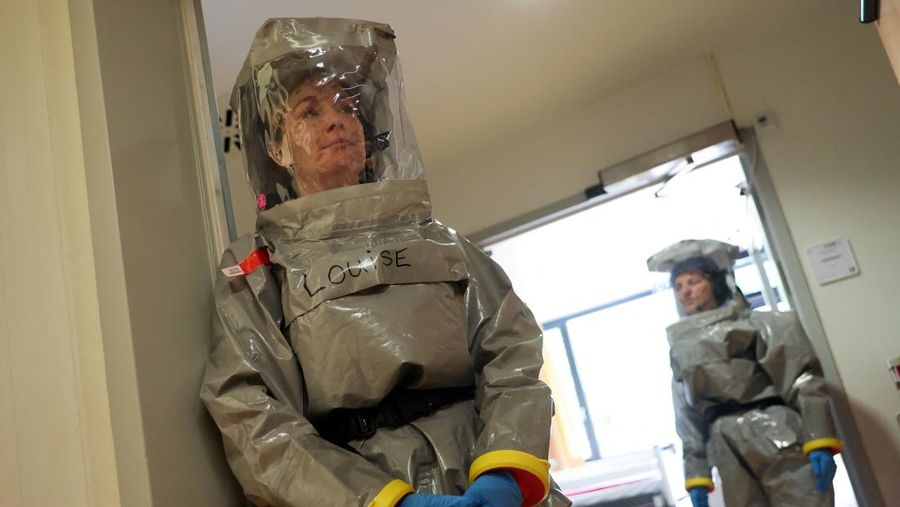 Para petugas kesehatan di klinik Virchow Berlin mengenakan perlengkapan pelindung lengkap saat institut tersebut memberikan tur melalui stasiun isolasi mereka untuk pasien Ebola di Berlin, Jerman, 9 Juni 2026.