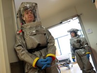 Para petugas kesehatan di klinik Virchow Berlin mengenakan perlengkapan pelindung lengkap saat institut tersebut memberikan tur melalui stasiun isolasi mereka untuk pasien Ebola di Berlin, Jerman, 9 Juni 2026. (REUTERS/Maryam Majd)