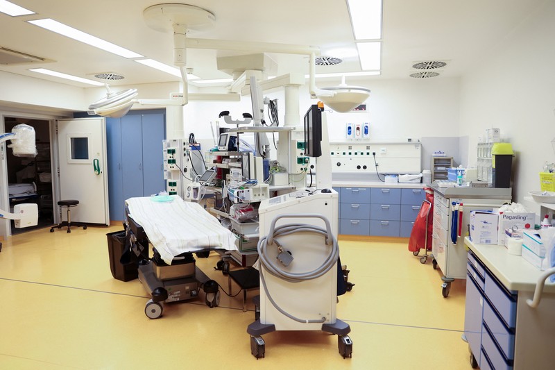 Para petugas kesehatan di klinik Virchow Berlin mengenakan perlengkapan pelindung lengkap saat institut tersebut memberikan tur melalui stasiun isolasi mereka untuk pasien Ebola di Berlin, Jerman, 9 Juni 2026. (REUTERS/Maryam Majd)