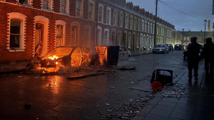 Sebuah mobil terbakar di Belfast timur, selama protes setelah serangan pisau pada 8 Juni nan menyebabkan seorang laki-laki terluka parah dan mendorong polisi untuk menyatakan kejadian kritis, di Belfast, Irlandia Utara, 9 Juni 2026.