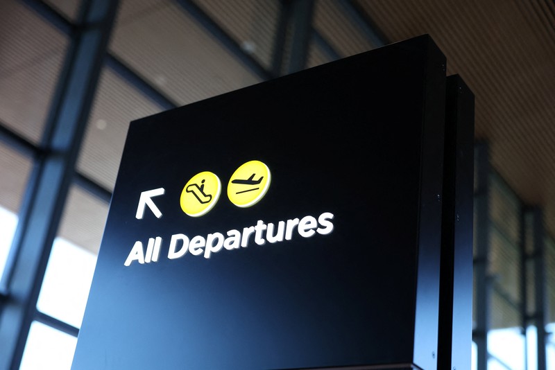 Sebuah papan nama terpasang di atap Bandara Internasional Western Sydney yang baru, setelah Qantas Airways dan Jetstar mengumumkan akan meluncurkan layanan penumpang komersial dari bandara tersebut setelah pembukaannya pada 25 Oktober, di Luddenham, Western Sydney, Australia, 10 Juni 2026. (REUTERS/Hollie Adams)