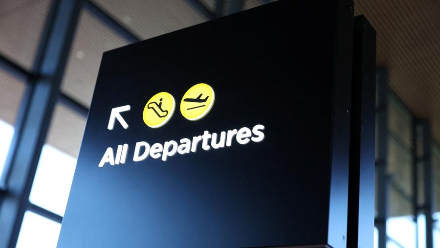 Sebuah papan bertuliskan 'Semua Keberangkatan' terpampang di Bandara Internasional Western Sydney, setelah Qantas Airways dan Jetstar mengumumkan akan meluncurkan layanan penumpang komersial setelah pembukaannya pada 25 Oktober, di Luddenham, Western Sydney, Australia, 10 Juni 2026.