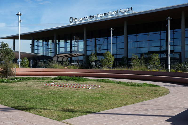 Sebuah papan nama terpasang di atap Bandara Internasional Western Sydney yang baru, setelah Qantas Airways dan Jetstar mengumumkan akan meluncurkan layanan penumpang komersial dari bandara tersebut setelah pembukaannya pada 25 Oktober, di Luddenham, Western Sydney, Australia, 10 Juni 2026. (REUTERS/Hollie Adams)