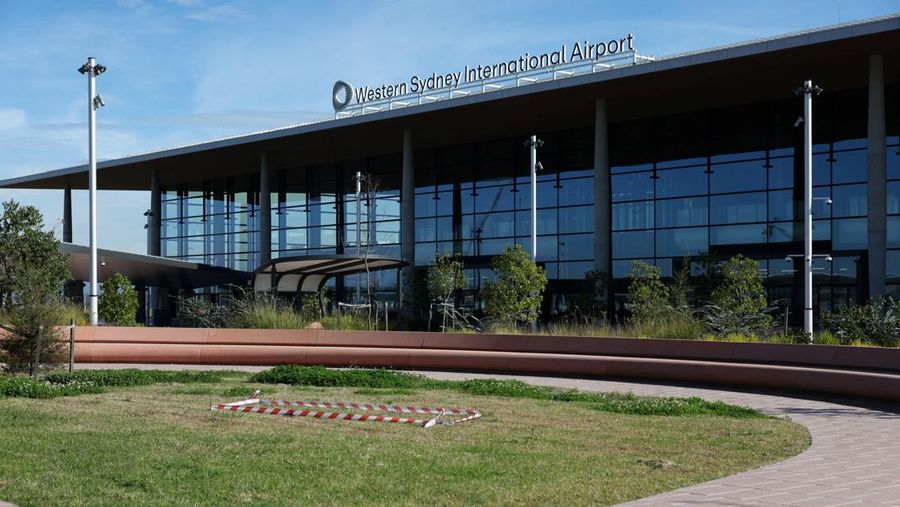 Sebuah papan nama terpasang di atap Bandara Internasional Western Sydney yang baru, setelah Qantas Airways dan Jetstar mengumumkan akan meluncurkan layanan penumpang komersial dari bandara tersebut setelah pembukaannya pada 25 Oktober, di Luddenham,