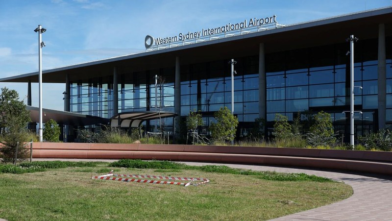 Sebuah papan nama terpasang di atap Bandara Internasional Western Sydney yang baru, setelah Qantas Airways dan Jetstar mengumumkan akan meluncurkan layanan penumpang komersial dari bandara tersebut setelah pembukaannya pada 25 Oktober, di Luddenham,