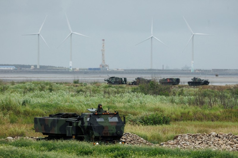 Sistem Roket Artileri Mobilitas Tinggi (HIMARS) Taiwan menembakkan roket selama latihan militer tembak langsung, yang mensimulasikan invasi musuh, di Taichung, Taiwan, Rabu (10/6/2026). (REUTERS/Angie Teo)