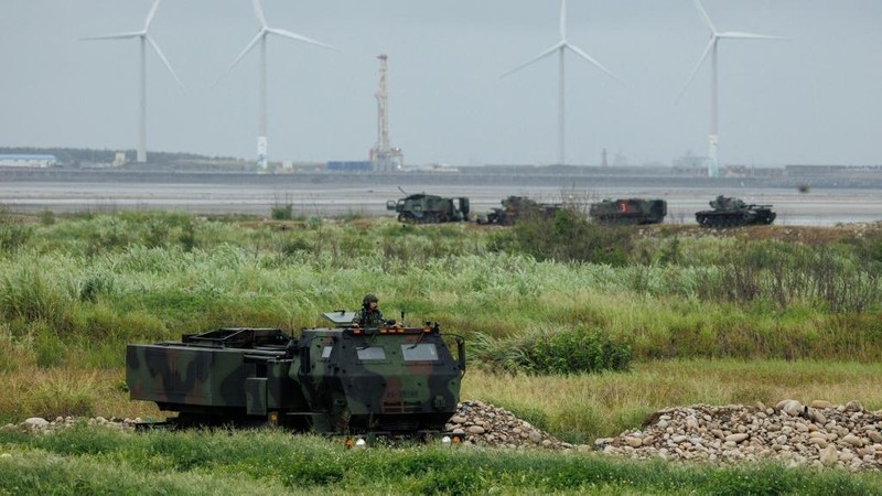 Sebuah sistem roket artileri mobilitas tinggi M142 (HIMARS) Angkatan Darat Taiwan ditempatkan di dekat pantai selama latihan tembak langsung di Taichung pada 10 Juni 2026. (CHENG Yu-chen / AFP)