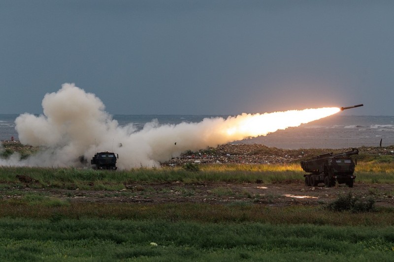 Sistem Roket Artileri Mobilitas Tinggi (HIMARS) Taiwan menembakkan roket selama latihan militer tembak langsung, yang mensimulasikan invasi musuh, di Taichung, Taiwan, Rabu (10/6/2026). (REUTERS/Angie Teo)