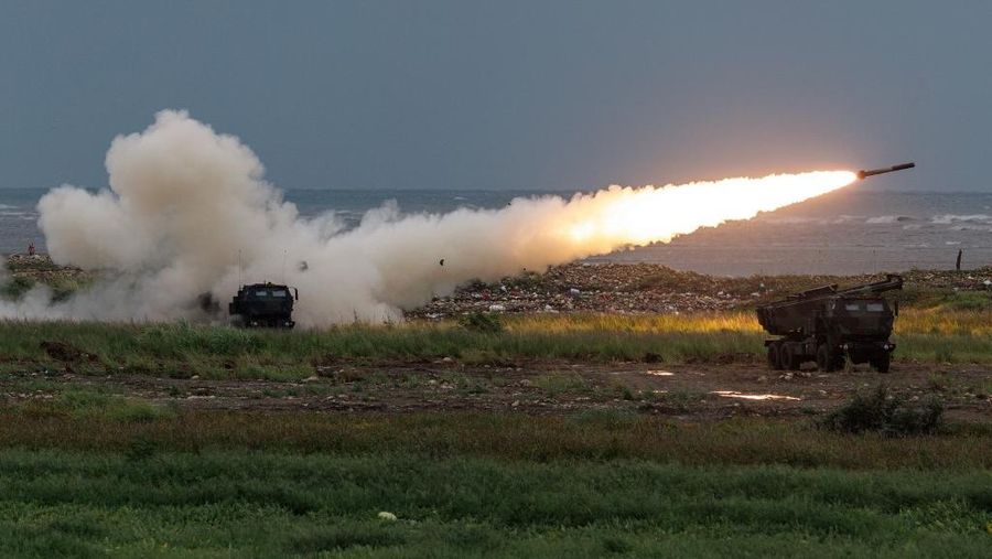 Sebuah sistem roket artileri mobilitas tinggi M142 (HIMARS) Angkatan Darat Taiwan meluncurkan proyektil selama latihan tembak langsung di Taichung pada 10 Juni 2026. (CHENG Yu-chen / AFP)