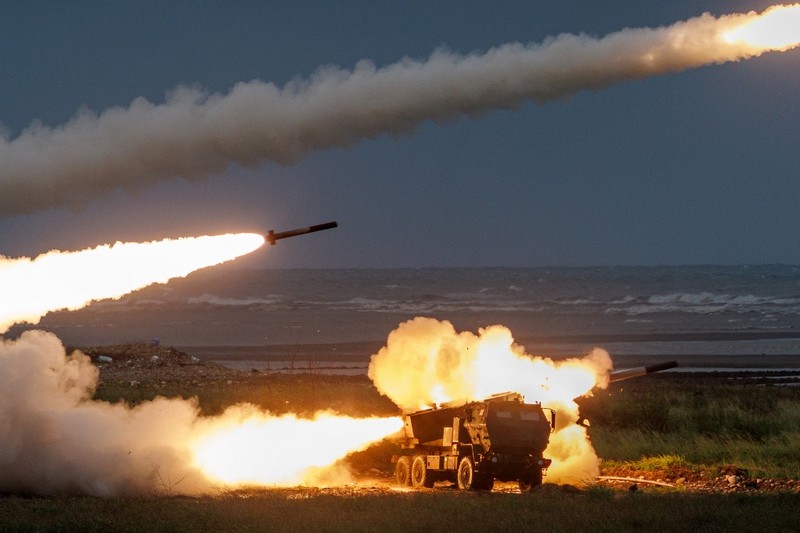 Sistem Roket Artileri Mobilitas Tinggi (HIMARS) Taiwan menembakkan roket selama latihan militer tembak langsung, yang mensimulasikan invasi musuh, di Taichung, Taiwan, Rabu (10/6/2026). (REUTERS/Angie Teo)