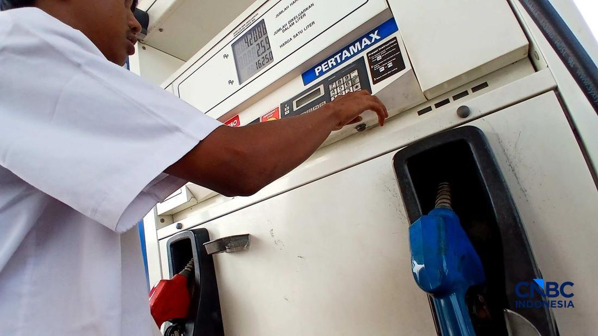 Kendaraan mengisi bahan bakar minyak di SPBU Pertamina