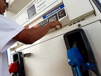 Sejumlah kendaraan mengisi Bahan Bakar Minyak (BBM) Pertamax di salah satu SPBU Pertamina di Jakarta, Rabu (10/6/2026). (CNBC Indonesia/Tri Susilo)