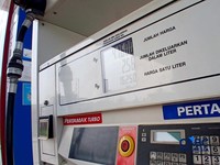 Sejumlah kendaraan mengisi Bahan Bakar Minyak (BBM) Pertamax di salah satu SPBU Pertamina di Jakarta, Rabu (10/6/2026). (CNBC Indonesia/Tri Susilo)