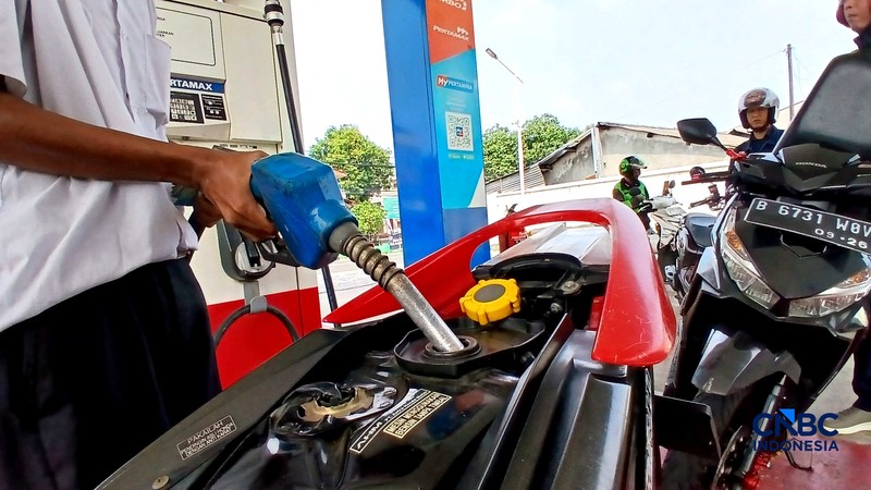 Sejumlah kendaraan mengisi Bahan Bakar Minyak (BBM) Pertamax di salah satu SPBU Pertamina di Jakarta, Rabu (10/6/2026). (CNBC Indonesia/Tri Susilo)