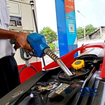 Sejumlah kendaraan mengisi Bahan Bakar Minyak (BBM) Pertamax di salah satu SPBU Pertamina di Jakarta, Rabu (10/6/2026). (CNBC Indonesia/Tri Susilo)