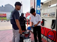 Sejumlah kendaraan mengisi Bahan Bakar Minyak (BBM) Pertamax di salah satu SPBU Pertamina di Jakarta, Rabu (10/6/2026). (CNBC Indonesia/Tri Susilo)