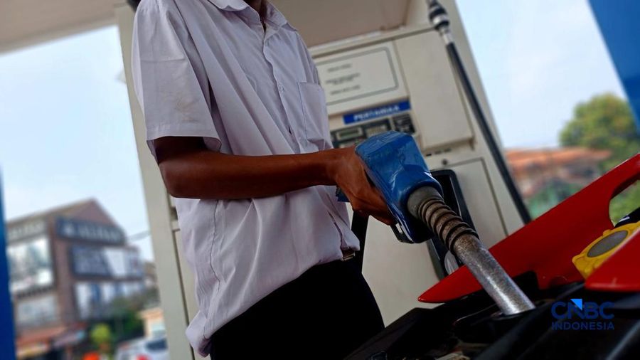 Sejumlah kendaraan mengisi Bahan Bakar Minyak (BBM) Pertamax di salah satu SPBU Pertamina di Jakarta, Rabu (10/6/2026). (CNBC Indonesia/Tri Susilo)