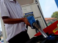 Sejumlah kendaraan mengisi Bahan Bakar Minyak (BBM) Pertamax di salah satu SPBU Pertamina di Jakarta, Rabu (10/6/2026). (CNBC Indonesia/Tri Susilo)