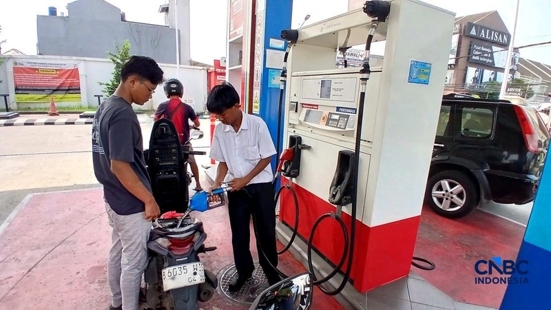 Sejumlah kendaraan mengisi Bahan Bakar Minyak (BBM) Pertamax di salah satu SPBU Pertamina di Jakarta, Rabu (10/6/2026).