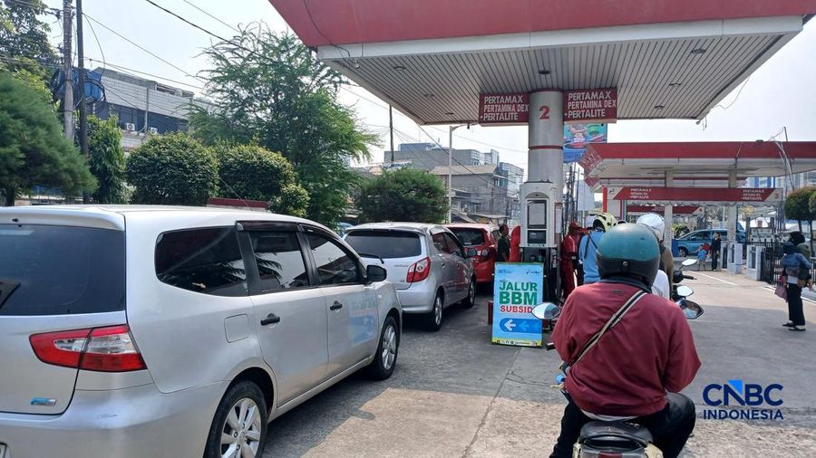 Sejumlah kendaraan mengisi Bahan Bakar Minyak (BBM) Pertamax di salah satu SPBU Pertamina di Jakarta, Rabu (10/6/2026). (CNBC Indonesia/Tri Susilo)