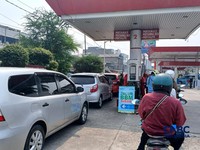 Sejumlah kendaraan mengisi Bahan Bakar Minyak (BBM) Pertamax di salah satu SPBU Pertamina di Jakarta, Rabu (10/6/2026). (CNBC Indonesia/Tri Susilo)