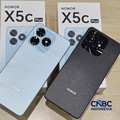 Seseorang mencoba ponsel Honor X5c Plus di Jakarta, Rabu (10/6/2026). (CNBC Indonesia/Intan Rakhmayanti)
