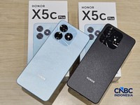 Seseorang mencoba ponsel Honor X5c Plus di Jakarta, Rabu (10/6/2026). (CNBC Indonesia/Intan Rakhmayanti)