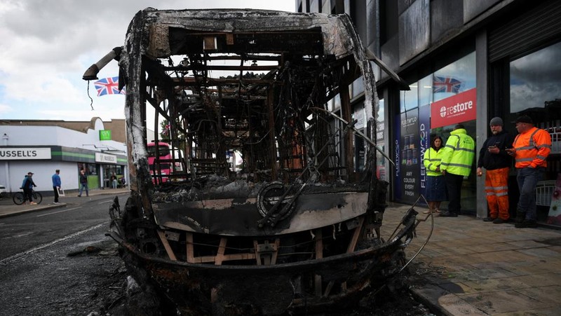 Sisa-sisa halte bus yang terbakar di Jalan Newtownards setelah protes anti-imigran menyusul serangan pisau pada 8 Juni, yang menyebabkan seorang pria terluka parah dan mendorong polisi untuk menyatakan insiden tersebut sebagai insiden kritis, Belfast, Irlandia Utara, 10 Juni 2026.