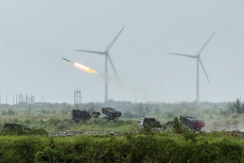 Sistem Roket Artileri Mobilitas Tinggi (HIMARS) Taiwan menembakkan roket selama latihan militer tembak langsung, yang mensimulasikan invasi musuh, di Taichung, Taiwan, Rabu (10/6/2026). (REUTERS/Angie Teo)