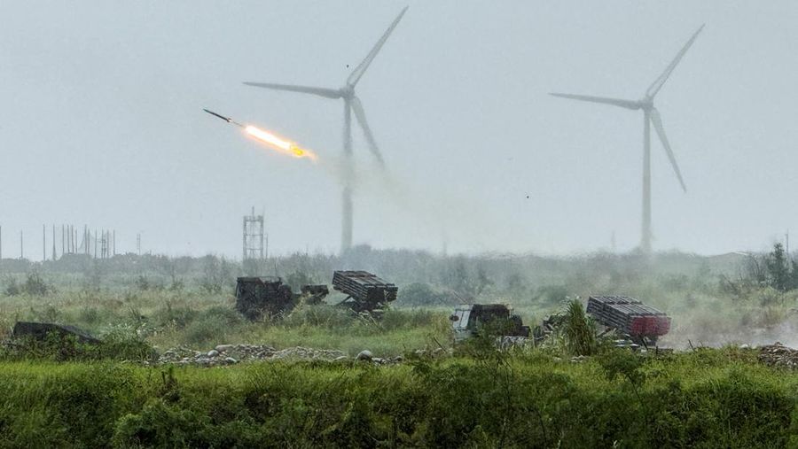 Sistem peluncur roket ganda Thunderbolt-2000 (MLRS) menembakkan roket selama latihan militer tembak langsung, yang mensimulasikan invasi musuh, di Taichung, Taiwan, Selasa (9/6/2026). (REUTERS/Angie Teo)