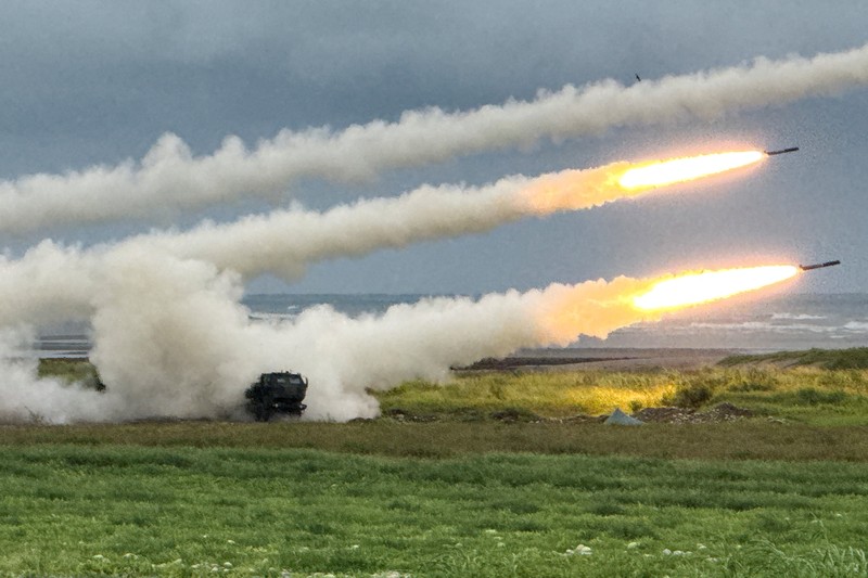 Sistem Roket Artileri Mobilitas Tinggi (HIMARS) Taiwan menembakkan roket selama latihan militer tembak langsung, yang mensimulasikan invasi musuh, di Taichung, Taiwan, Rabu (10/6/2026). (REUTERS/Angie Teo)
