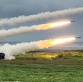 Sistem Roket Artileri Mobilitas Tinggi (HIMARS) Taiwan menembakkan roket selama latihan militer tembak langsung, yang mensimulasikan invasi musuh, di Taichung, Taiwan, Rabu (10/6/2026). (REUTERS/Angie Teo)