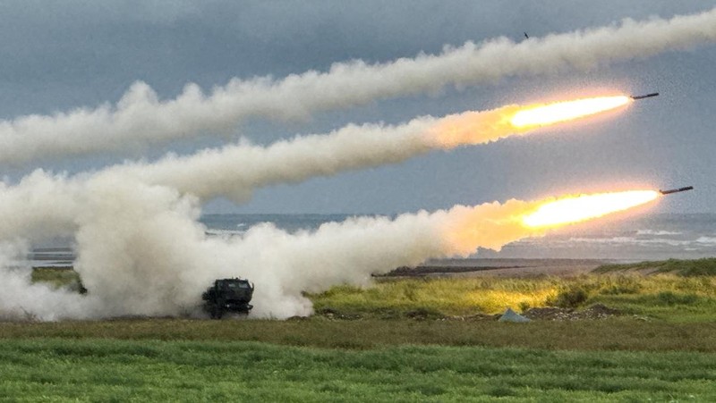 Sistem Roket Artileri Mobilitas Tinggi (HIMARS) Taiwan menembakkan roket selama latihan militer tembak langsung, yang mensimulasikan invasi musuh, di Taichung, Taiwan, Rabu (10/6/2026). (REUTERS/Angie Teo)