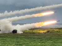 Sistem Roket Artileri Mobilitas Tinggi (HIMARS) Taiwan menembakkan roket selama latihan militer tembak langsung, yang mensimulasikan invasi musuh, di Taichung, Taiwan, Rabu (10/6/2026). (REUTERS/Angie Teo)