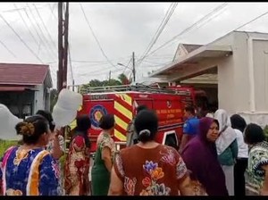 Momen Emak-emak Protes Mobil Damkar Kirim Air ke Rumah Kadis di Medan