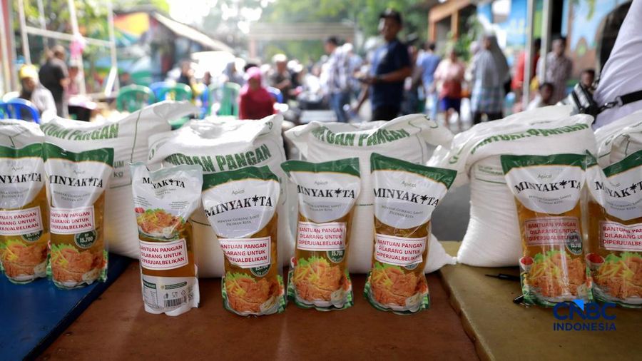 Warga mengantre untuk mengambil bantuan pangan gratis di Balai RW 03 Kelurahan Menteng, Jakarta, Rabu (10/6/2026).