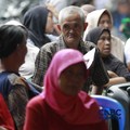 Warga mengantre untuk mengambil bantuan pangan gratis di Balai RW 03 Kelurahan Menteng, Jakarta, Rabu (10/6/2026). (CNBC Indonesia/Muhammad Sabki)