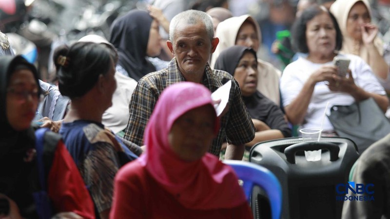 Warga mengantre untuk mengambil bantuan pangan gratis di Balai RW 03 Kelurahan Menteng, Jakarta, Rabu (10/6/2026).