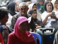 Warga mengantre untuk mengambil bantuan pangan gratis di Balai RW 03 Kelurahan Menteng, Jakarta, Rabu (10/6/2026). (CNBC Indonesia/Muhammad Sabki)