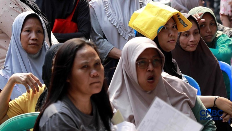 Warga mengantre untuk mengambil bantuan pangan gratis di Balai RW 03 Kelurahan Menteng, Jakarta, Rabu (10/6/2026). (CNBC Indonesia/Muhammad Sabki)