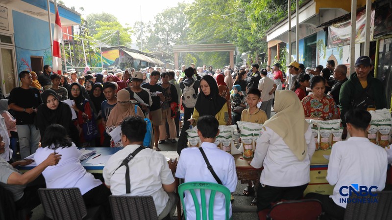 Warga mengantre untuk mengambil bantuan pangan gratis di Balai RW 03 Kelurahan Menteng, Jakarta, Rabu (10/6/2026). (CNBC Indonesia/Muhammad Sabki)