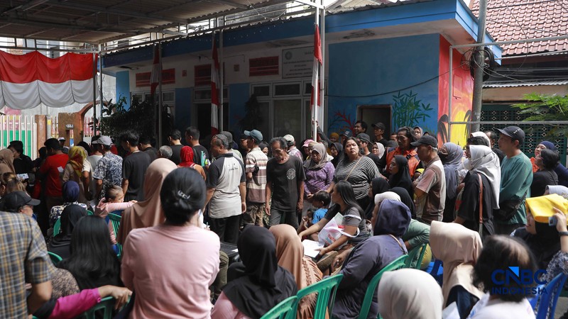 Warga mengantre untuk mengambil bantuan pangan gratis di Balai RW 03 Kelurahan Menteng, Jakarta, Rabu (10/6/2026). (CNBC Indonesia/Muhammad Sabki)