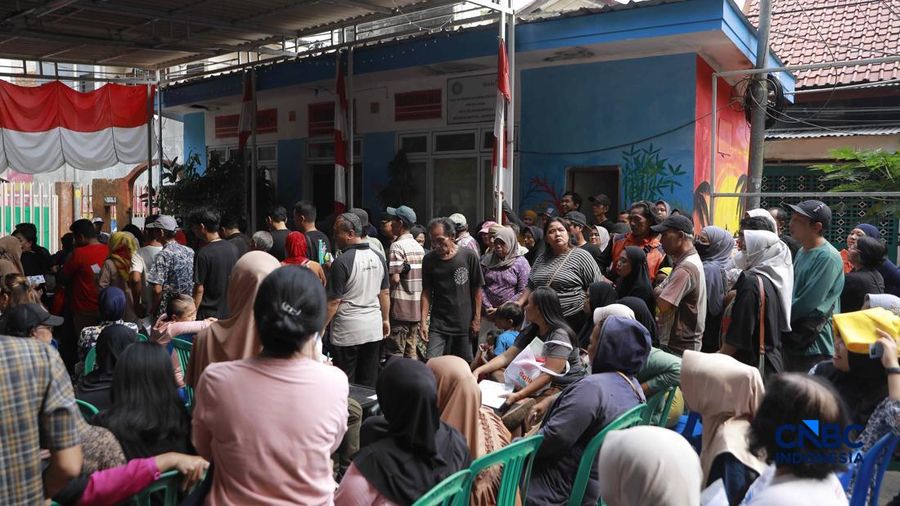 Warga mengantre untuk mengambil bantuan pangan gratis di Balai RW 03 Kelurahan Menteng, Jakarta, Rabu (10/6/2026).