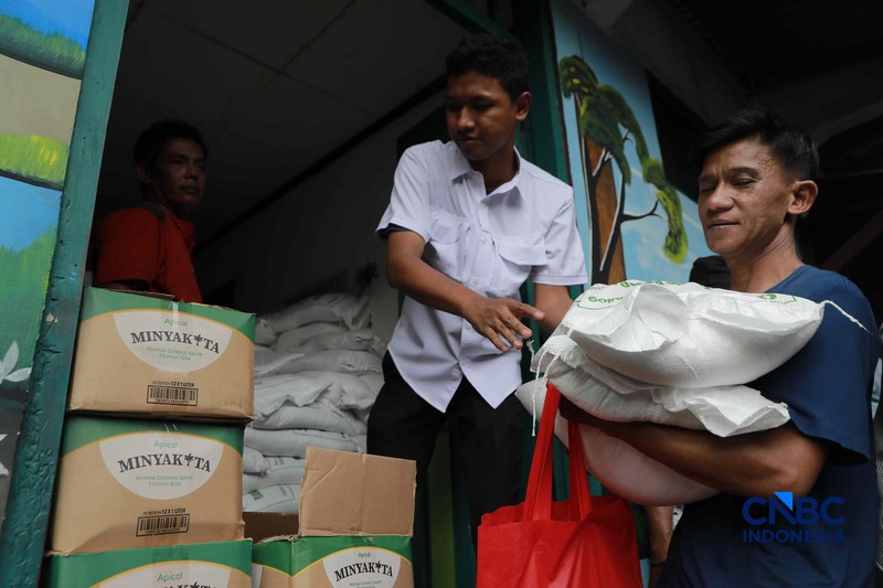 Warga mengantre untuk mengambil bantuan pangan gratis di Balai RW 03 Kelurahan Menteng, Jakarta, Rabu (10/6/2026). (CNBC Indonesia/Muhammad Sabki)