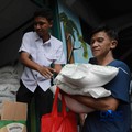 Warga mengantre untuk mengambil bantuan pangan gratis di Balai RW 03 Kelurahan Menteng, Jakarta, Rabu (10/6/2026). (CNBC Indonesia/Muhammad Sabki)